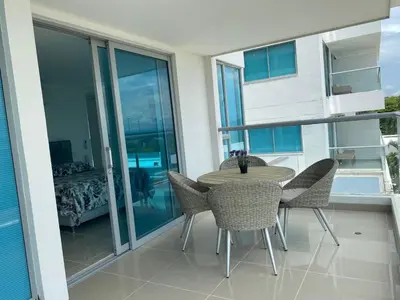 a patio with a table and chairs on a balcony at Apartamento dentro del Hotel Sonesta Cartagena, aprovecha estar en lo mejor de MORROS in Cartagena de Indias