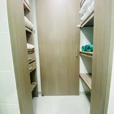 a walk in closet with a wooden door at Hermoso Apartamento en Coveñas en unidad residencial in Coveñas