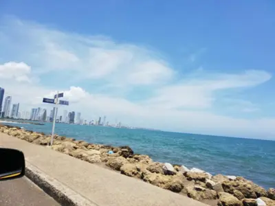 a street sign on the side of a road near the ocean at Hermoso apartamento frente al Mar Caribe in Cartagena de Indias