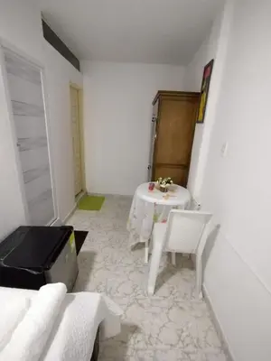 a white room with a table and chairs in it at HABITACION CERCA DE LA UNIVERSIDAD DEL SINu in Cartagena de Indias