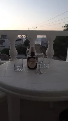 a table with two glasses and a bottle of wine at Manglearena in Tolú