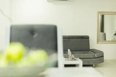 a living room with a couch and a table and a mirror at APARTAMENTO MARINARE DE 2 HABITACIONES CON SALIDA DIRECTA A LA PLAYA in Cartagena de Indias