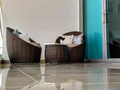 two wicker chairs with wine glasses in them on a floor at Paraíso en Cartagena Confort Privado con Amenidades de Hotel in Cartagena de Indias