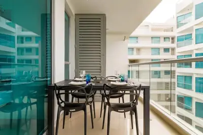 a dining room with a table and chairs on a balcony at Paraíso en Cartagena Confort Privado con Amenidades de Hotel in Cartagena de Indias