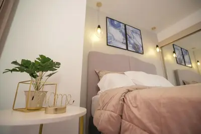 a bedroom with a bed and a table with a plant at Apartamento Edificio Portofino 701 in Cartagena de Indias