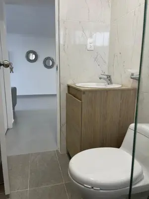 a bathroom with a toilet and a sink and a shower at Hermoso Apartamento, con vista al mar, en Cartagena de Indias, dos cuartos in Cartagena de Indias