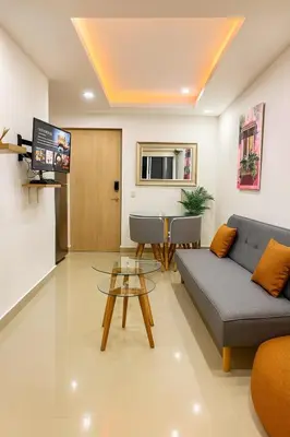 a living room with a couch and a table at Luxury apartamento ubicación central y piscina. in Cartagena de Indias