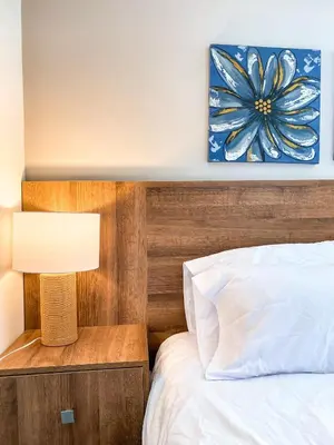 a bedroom with a bed and a table with a lamp at Gz Tower Apartamento Barranquilla in Barranquilla