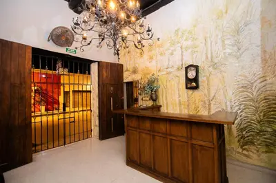 a lobby with a wall with a chandelier at Scalea Di Mare Hotel in Cartagena de Indias