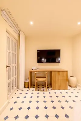 a living room with a table and a tv at B Haus Hotel Boutique in Cartagena de Indias