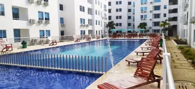 a swimming pool in the middle of a building at Apartamento Exclusivo - Caribe Campestre Coveñas in Coveñas