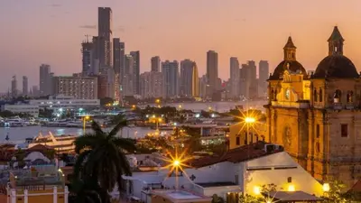 a city skyline with a clock tower at night at MR1-1G APARTAMENTO BASICO CERCA AL MAR CON AIRE ACONDICIONADO Y WIFi PARA 4 PERSONAS in Cartagena de Indias