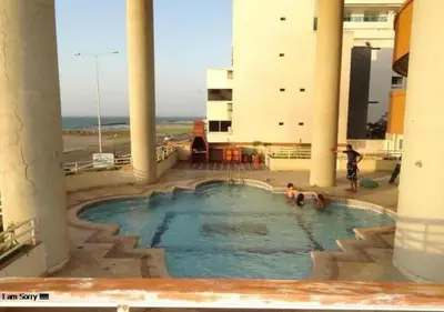 a swimming pool in the middle of a building at Espectacular Apartamento cerca al centro Histórico in Cartagena de Indias