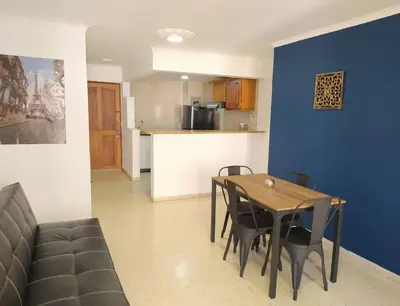 a kitchen and dining room with a table and chairs at Espectacular Apartamento cerca al centro Histórico in Cartagena de Indias