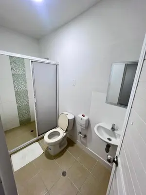 a bathroom with a toilet and a sink at Garden Home Hostal in Barranquilla