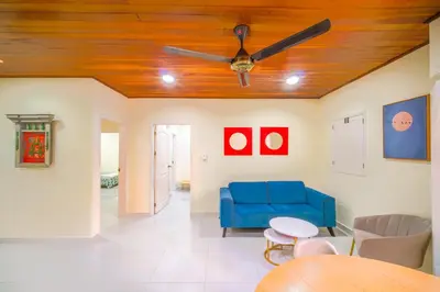 a living room with a blue couch and a ceiling at conjunto habitacional las bóvedas in Cartagena de Indias