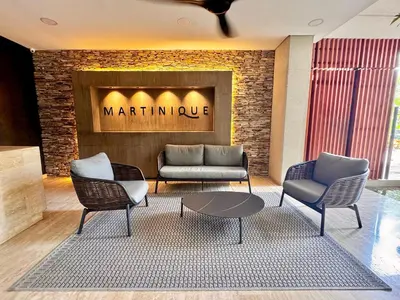 a lobby with two chairs and a couch at 1 Dormitorio Cielo Mar. Jacuzzi Privado in Cartagena de Indias