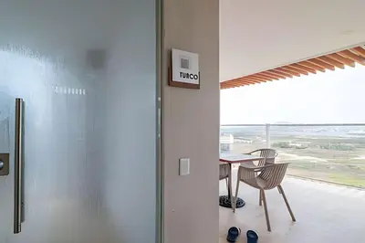 a room with a table and chairs and a window at 1 Dormitorio Cielo Mar. Jacuzzi Privado in Cartagena de Indias