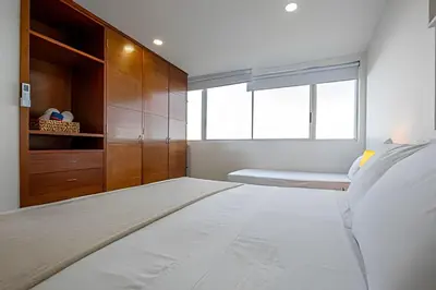 a bedroom with a bed and a window at LaurdHomes Palmetto Sea View, 2Rooms 2BTH Hot Ware in Cartagena de Indias