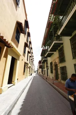 an empty street in an alley between two buildings at Laurdhomes Duplex Old City, Plaza Santo Domingo in Cartagena de Indias