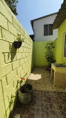 a brick wall with two potted plants on it at Casa de descanso Cartagena-Turbaco in Turbaco