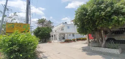 a white house on the side of a street at Casa de descanso Cartagena-Turbaco in Turbaco