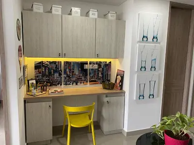a kitchen with a counter and a yellow chair at Lujoso Apartamento en Bocagrande in Cartagena de Indias