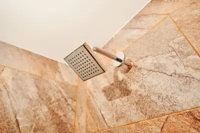 a metal spatula on the floor in a bathroom at Passarela Hospedaje in Cartagena de Indias