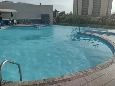 a large swimming pool with blue water at APARTAMENTO BELLO HORIZONTE in Santa Marta