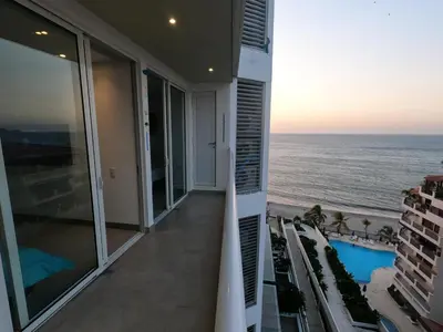 a balcony with a view of the ocean at hermoso apartamento en pozos colorados con playa privada y doble vista al mar in Santa Marta