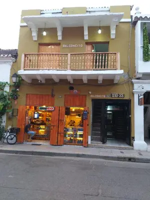 a store with a balcony on the side of a building at HOSTAL EL BALCONCITO in Cartagena de Indias