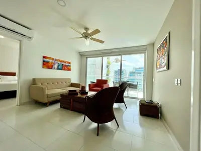 a living room with a couch and a table at Hermoso apartamento familiar /acceso directo a la playa. Morros 3 in Cartagena de Indias