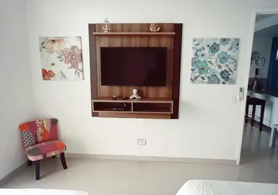 a living room with a television on a wall at Espectacular apartamento Morros Epic Cartagena, Acceso directo a la playa in Cartagena de Indias