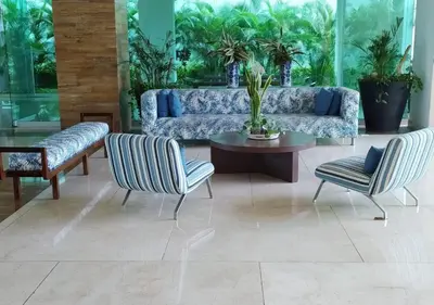 a living room with a couch and two chairs at Espectacular apartamento Morros Epic Cartagena, Acceso directo a la playa in Cartagena de Indias