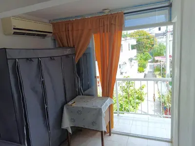 a room with a large window and a bench next to a door at Apartamento Excelente Ubicación Cartagena - Nuevo Bosque - Seguridad in Cartagena de Indias