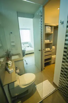 a bathroom with a white toilet and a shower at Suite de lujo Distrito 90 in Barranquilla