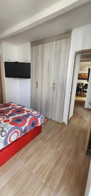 a bedroom with a bed and a wooden floor at Hermoso apartamento, Cartagena, amoblado, cómodo. in Cartagena de Indias