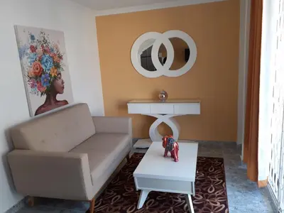 a living room with a couch and a table at Fantástica cartagena accesible para todos in Cartagena de Indias
