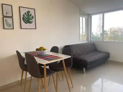 a living room with a table and chairs and a couch at Ubicación increíble! cerca del centro y del mar in Cartagena de Indias