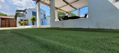 a yard with green grass in front of a house at Cabaña El Faro in Tubará