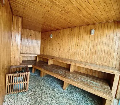 a room with wooden benches in a sauna at Paraíso frente al Mar Caribe en Cartagena. in Cartagena de Indias