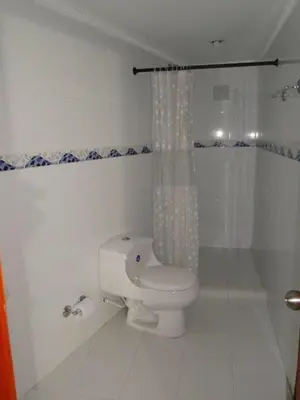 a bathroom with a toilet and a shower at Apartamento en Cartagena Colombia in Cartagena de Indias
