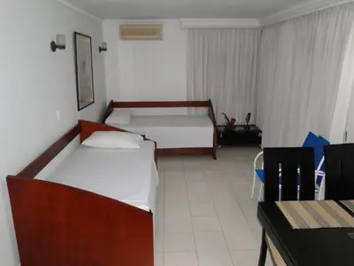 a bedroom with two beds and a table and chairs at Apartamento en Cartagena Colombia in Cartagena de Indias