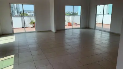 an empty room with a tiled floor and windows at Bonito apartamento en Cartagena con garaje gratuito in Cartagena de Indias