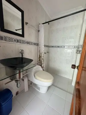 a bathroom with a toilet and a sink at Bonito apartamento en Cartagena con garaje gratuito in Cartagena de Indias