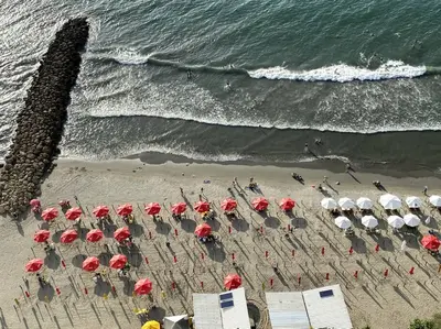 an overhead view of a beach with chairs and umbrellas at APARTAMENTO PALMETTO ELIPTIC Bocagrande in Cartagena de Indias