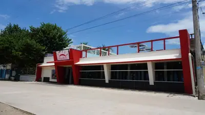 a fast food restaurant with a red and white building at Hotel Playa Divina in Coveñas