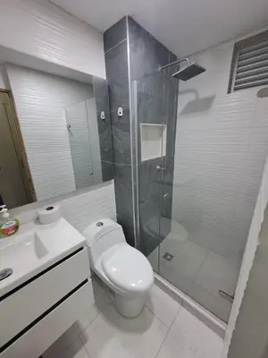 a bathroom with a toilet and a glass shower at Hermoso apartamento para tu disfrute y bienestar in Cartagena de Indias