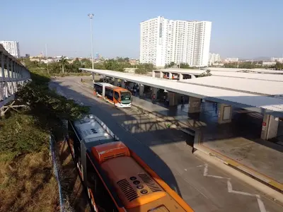 two trains at a train station with a bus at Hermoso apartamento para tu disfrute y bienestar in Cartagena de Indias