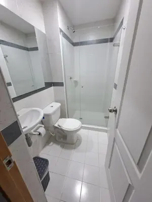 a white bathroom with a toilet and a shower at Hermoso apartamento para tu disfrute y bienestar in Cartagena de Indias